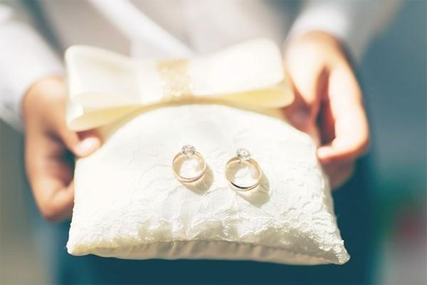 Γαμήλια έθιμα δακτυλίου φορέας γάμου γάμος παράδοση