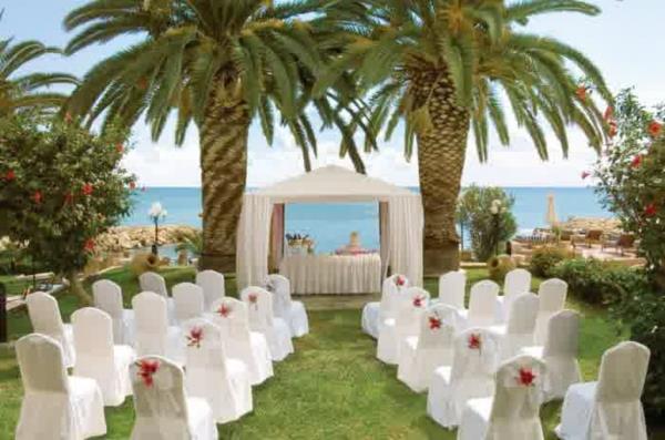 Διακόσμηση γάμου με λουλουδάτα διακοσμητικά εξωτική θάλασσα