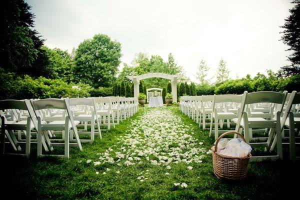 Γαμήλια διακόσμηση καλάθι αγροτικό αποτέλεσμα λουλουδάτα διακοσμητικά πράσινη φύση