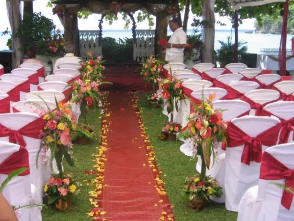 Διακόσμηση γάμου λουλούδι ρύθμιση κόκκινο χαλί