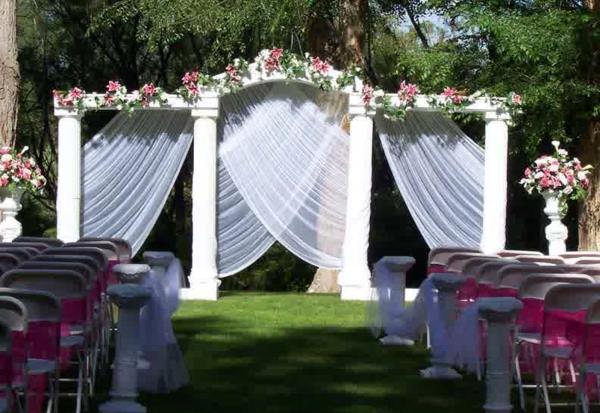 Γαμήλια διακόσμηση λουλουδιών κουρτίνες κολώνα