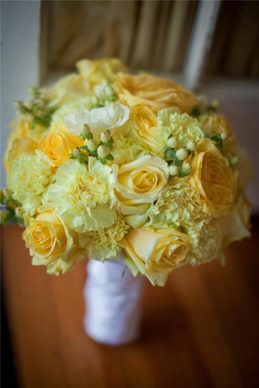 Ιδέες δεξίωσης γάμου κίτρινο νυφικό μπουκέτο από κίτρινα τριαντάφυλλα
