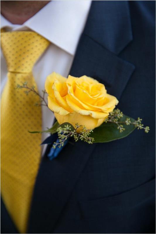 Ιδέες για πάρτι γάμου κίτρινο κοστούμι γαμπρού κίτρινο γραβάτα κίτρινο τριαντάφυλλο