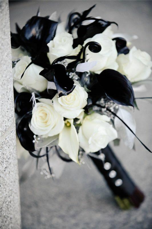 Ιδέες για πάρτι γάμου ασπρόμαυρη νυφική ​​ανθοδέσμη από λευκά τριαντάφυλλα