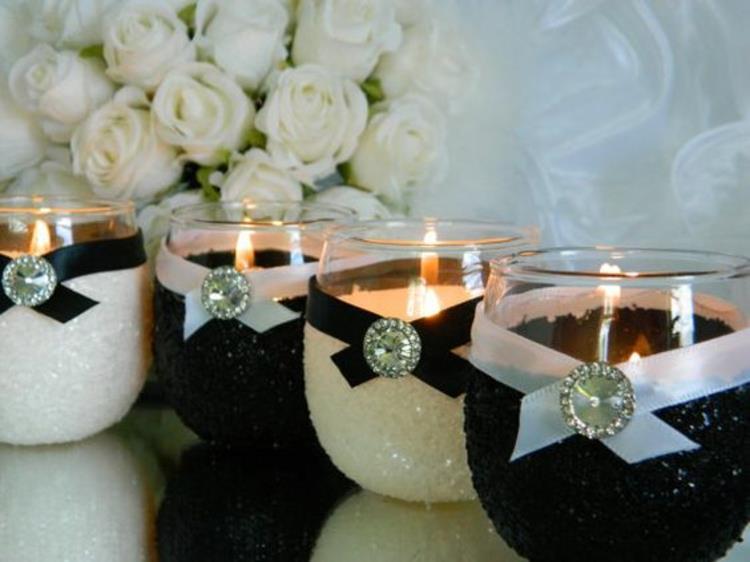 Ιδέες γαμήλιας δεξίωσης διακοσμήστε μαύρο λευκό κηροπήγιο