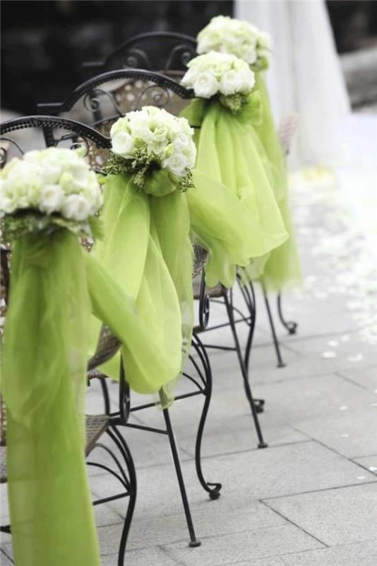 Ιδέες γαμήλιας δεξίωσης πράσινο ύφασμα οργάντζα και λουλούδια διακοσμούν καρέκλες