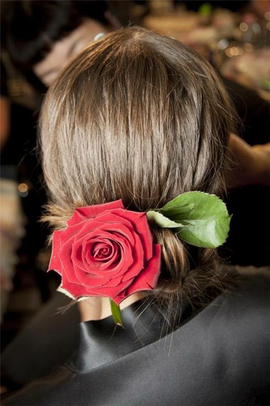 Γαμήλιο χτένισμα με λουλούδια χωρίς πέπλο γιγάντιο τριαντάφυλλο λουλουδιών
