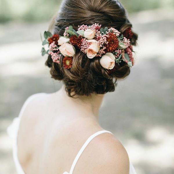 Γαμήλια χτενίσματα με λουλούδια χωρίς πέπλο ανοιξιάτικα λουλούδια
