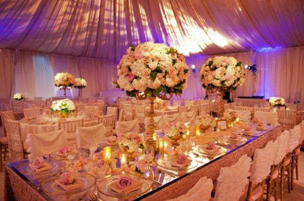 λουλούδια φωτισμού υψηλής στιλπνότητας εντυπωσιακή διακόσμηση γαμήλιου τραπεζιού