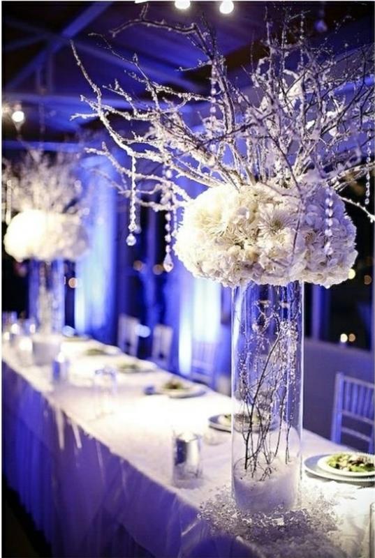 Διακόσμηση γαμήλιου τραπεζιού λουλούδια φωτιστικά μπλε γυαλιστερό