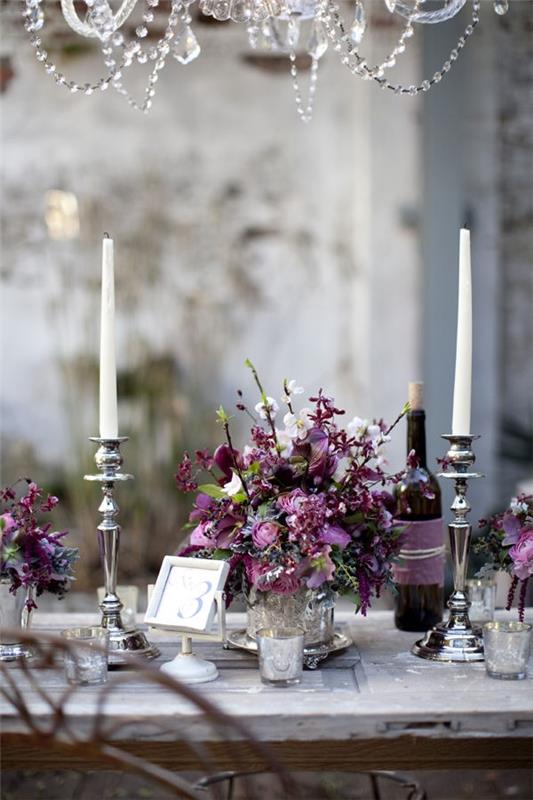 Διακόσμηση γαμήλιου τραπεζιού λουλούδια ανάβοντας κεριά υψηλής στιλπνότητας