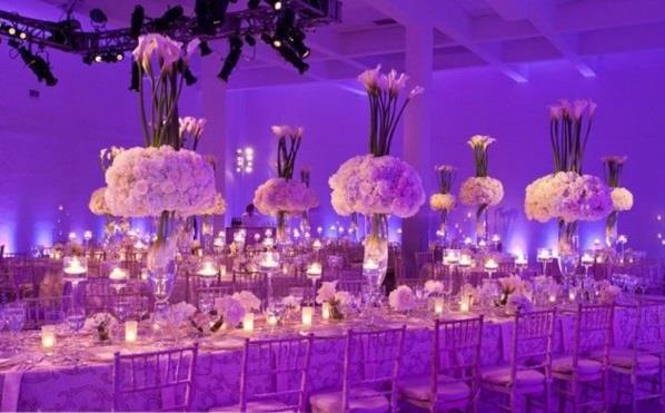 Διακόσμηση γαμήλιου τραπεζιού λουλούδια φωτιστικά υψηλής στιλπνότητας μοβ