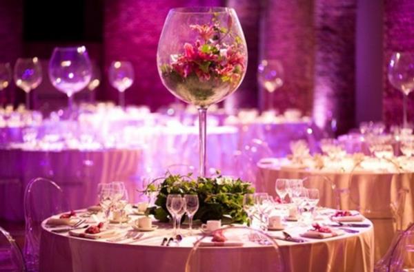 Γαμήλια τραπέζια λουλούδια φωτιστικά υψηλής στιλπνότητας ωραία
