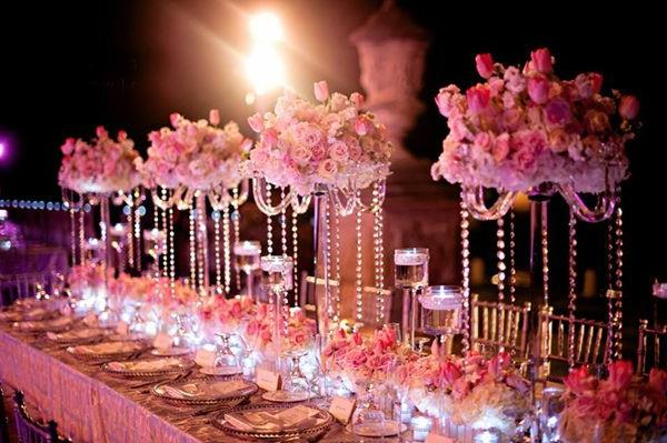 Γαμήλια διακόσμηση τραπέζι λουλούδια φωτιστικά υψηλής στιλπνότητας ροζ