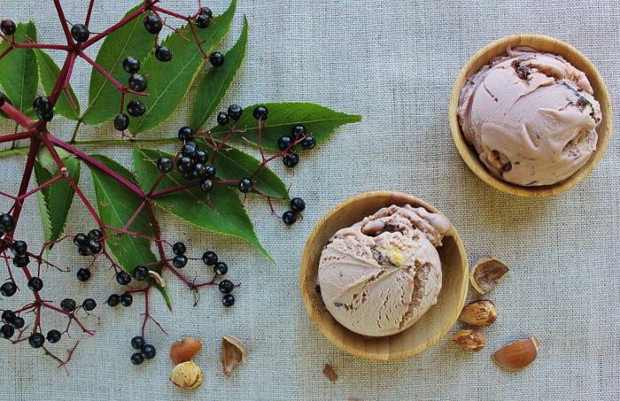 Παγωτό Elderberry με σοκολάτα φουντούκια