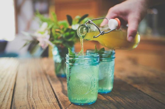 Συμπυκνωμένο μπουκάλι σιρόπι συνταγής Elderflower