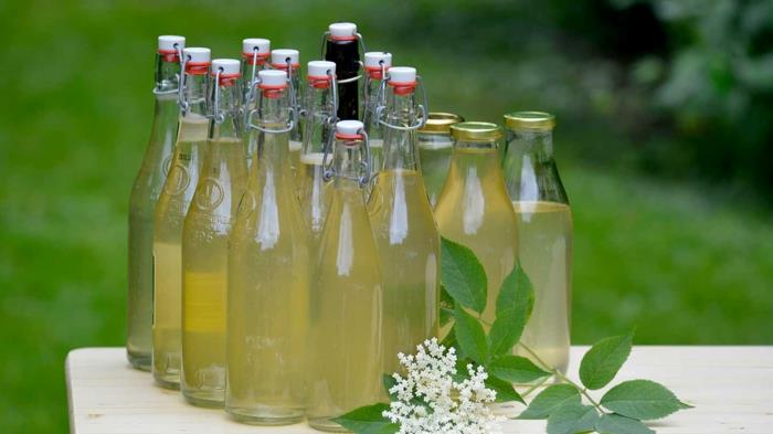 Σιρόπι συνταγής Elderflower σε μπουκάλια σφιχτά