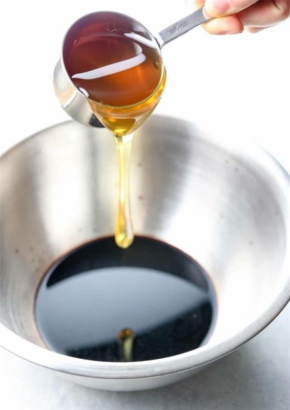 Φτιάξτε μόνοι σας σιρόπι από βατόμουρο Προσθέστε μέλι στη συνταγή του σιροπιού