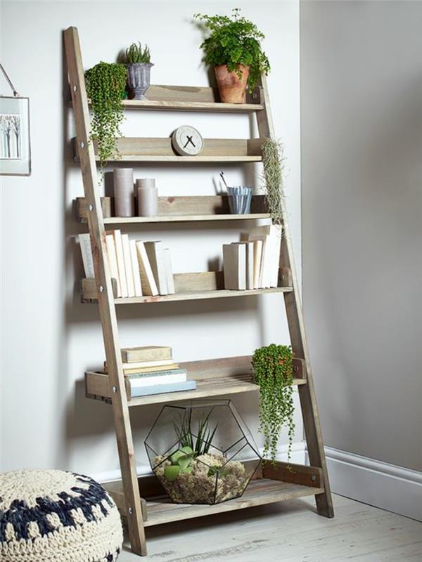 Ξύλινη σκάλα έπιπλα σαλονιού βιβλία ράφι εσωτερικά φυτά μαξιλάρι καθίσματος πλεκτό