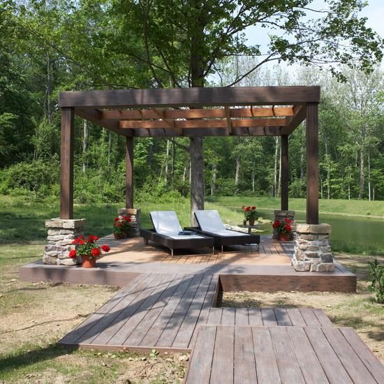 Δημιουργήστε ξύλινη βεράντα Πέργκολα Πρόσβαση από ξύλινες σανίδες δαπέδου δύο ξαπλώστρες Όαση ηρεμίας