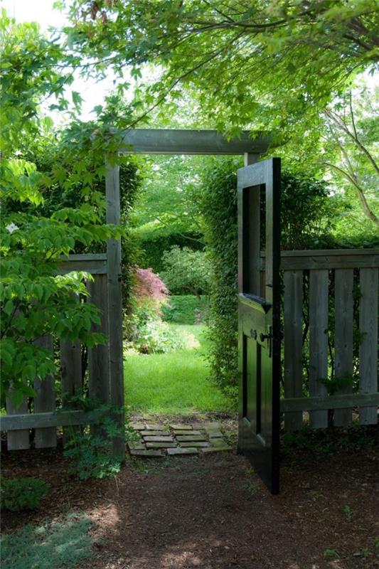 Ξύλινο φράχτη πύλη κήπου μέταλλο υπέροχο κήπο τοπίο πολύ πράσινο