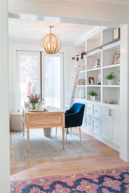 Οδηγός οικιακού γραφείου ελκυστικό δωμάτιο ατμόσφαιρα ντουλάπι ξύλινο τραπέζι ναυτικό μπλε πολυθρόνα καλός φωτισμός κρεμαστή λάμπα παραθύρου