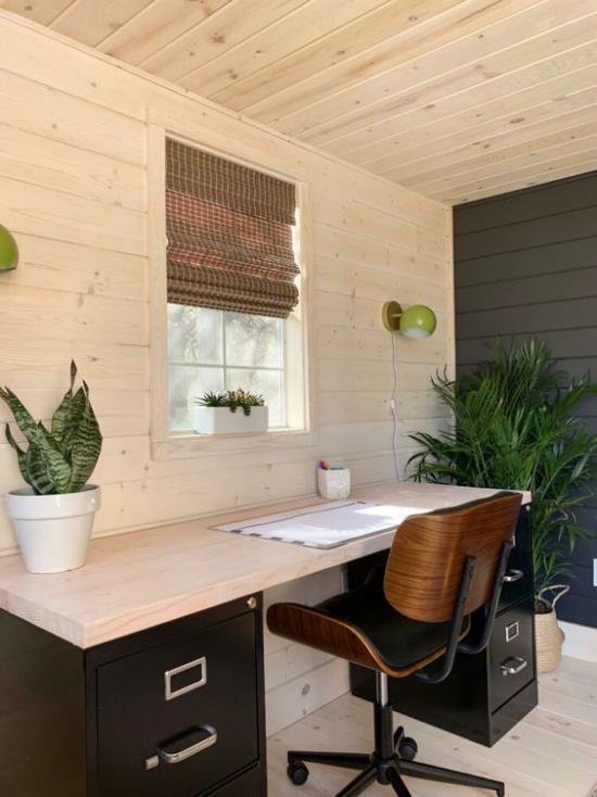 Το γραφείο του σπιτιού σε στυλ εξοχικού σπιτιού αειθαλή φυτά εσωτερικού χώρου ανανεώνει την ατμόσφαιρα μεγάλη περσίδα με παράθυρο καρέκλα γραφείου