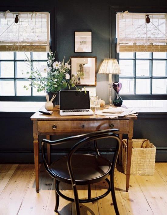 Γραφείο στο σπίτι σε στυλ εξοχικού σπιτιού, ρουστίκ ατμόσφαιρα, φωτεινό και σκοτεινό σε αντίθεση, έντονο φως της ημέρας, σκούρα έπιπλα