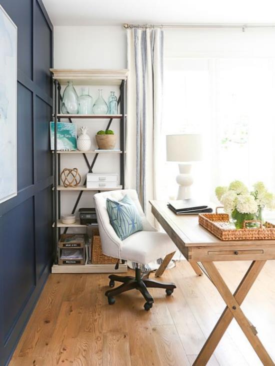 Θαλάσσια έπιπλα γραφείου σπιτιού ξύλινο πάτωμα γραφείο λευκή καρέκλα γραφείου λευκές ορτανσίες σκούρα μπλε ντουλάπια