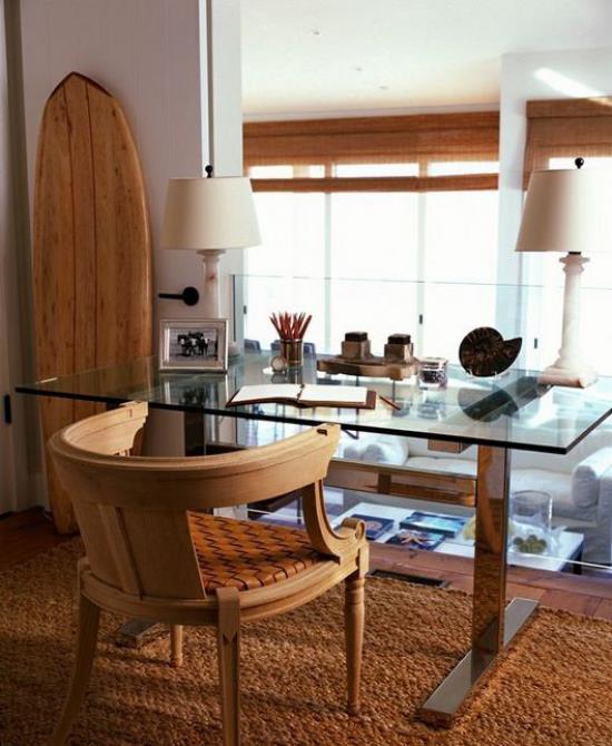 Δημιουργήστε ένα θαλάσσιο γραφείο στο σπίτι με έντονη αίσθηση διακοπών Σχεδιασμός δωματίου σε ζεστή τερακότα, επιτραπέζιο φωτιστικό σε χρώμα άμμου