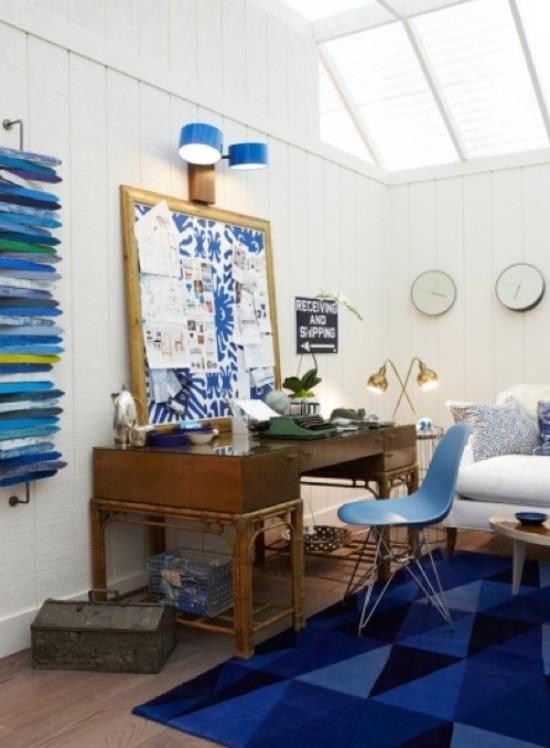 Επίπλωση θαλάσσιου γραφείου στο σπίτι Διαφορετικές αποχρώσεις του μπλε στο χαλί στο ράφι Το μπλε σκούρο σκούρο μπλε κυριαρχεί στην απλή επίπλωση δωματίου