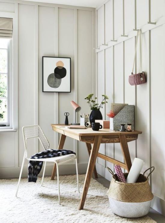 Γραφείο στο σπίτι σε ουδέτερα χρώματα, ατμόσφαιρα εργασίας, τραπέζι, καρέκλα, βάζο, καλάθι