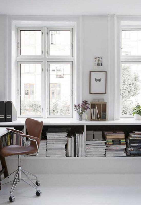 Γραφείο στο σπίτι σε ουδέτερα χρώματα Βιβλιοθήκη κάτω από τα παράθυρα Δερμάτινη καρέκλα Πολύ φως της ημέρας επίσης corel σύρετε το διάνυσμα απεικόνισης
