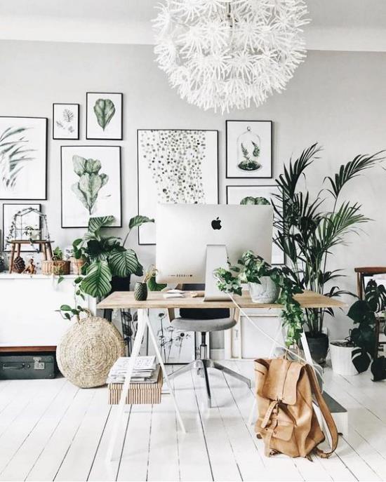 Γραφείο στο σπίτι σε ουδέτερα χρώματα Εικόνες στον τοίχο Πολλά φυτά θερμοκηπίου Αίσθηση ζούγκλας επίσης corel σύρετε το διάνυσμα απεικόνισης