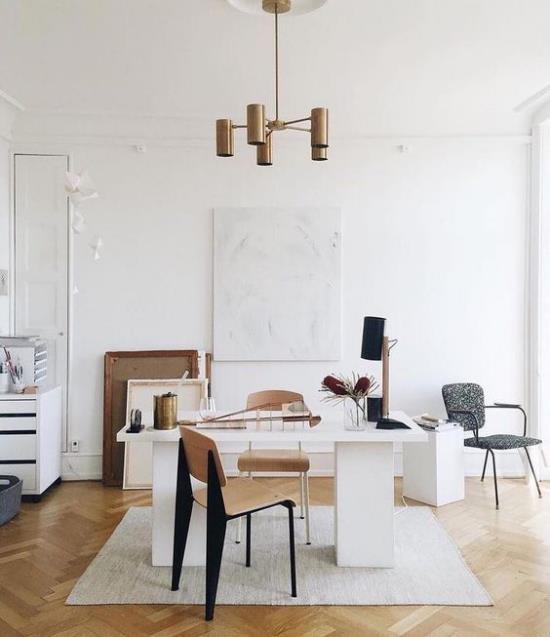 Γραφείο σπιτιού σε ουδέτερα χρώματα γκρι ανοιχτό καφέ λευκό μερικές μεταλλικές προφορές ελκυστική ατμόσφαιρα