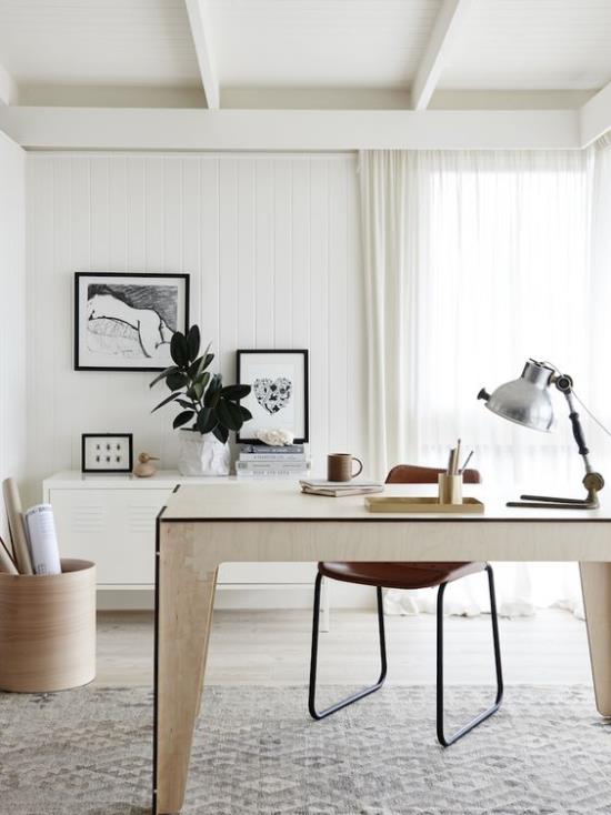 Γραφείο σπιτιού σε ουδέτερα χρώματα κομψή επιτραπέζια καρέκλα φωτιστικό γραφείου ευχάριστη ατμόσφαιρα