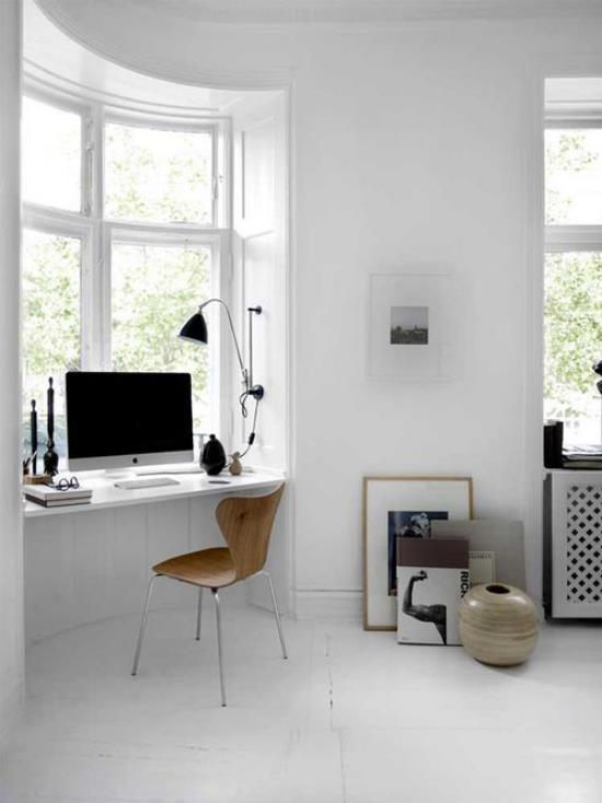 Το γραφείο του σπιτιού σε ουδέτερα χρώματα δημιουργεί μικρές πινελιές σε μαύρη αντίθεση