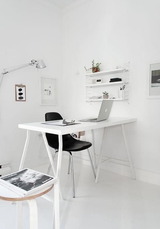 Γραφείο σπιτιού σε ουδέτερα χρώματα, μαύρη καρέκλα ως εντυπωσιακή αντίθεση