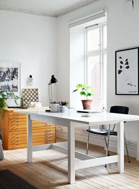 Γραφείο στο σπίτι σε ουδέτερα χρώματα, πολύ φως της ημέρας, λευκό τραπέζι, μικρό μαύρο φωτιστικό
