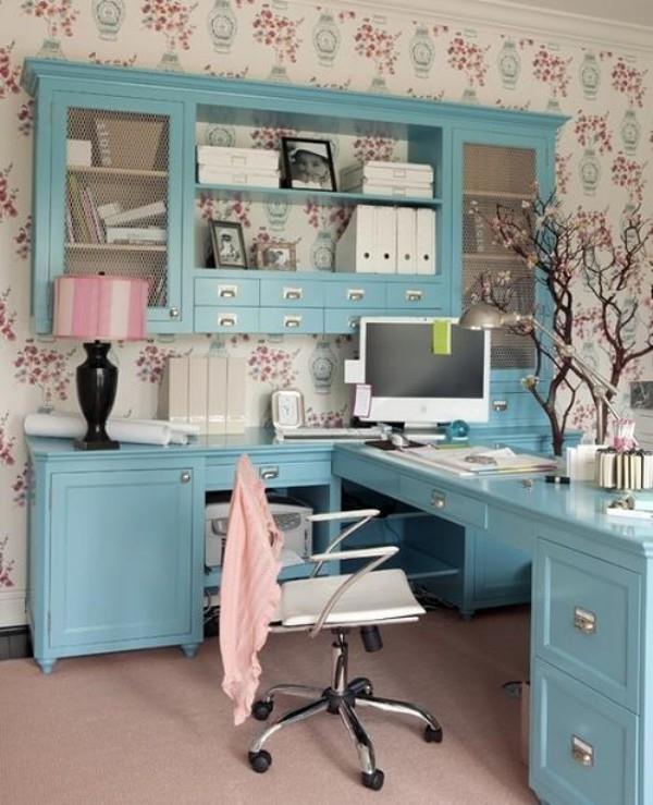 Γραφείο στο σπίτι με θηλυκή εμφάνιση Λουλουδάτο μοτίβο στην ταπετσαρία, ανθισμένα κλαδιά ως διακόσμηση
