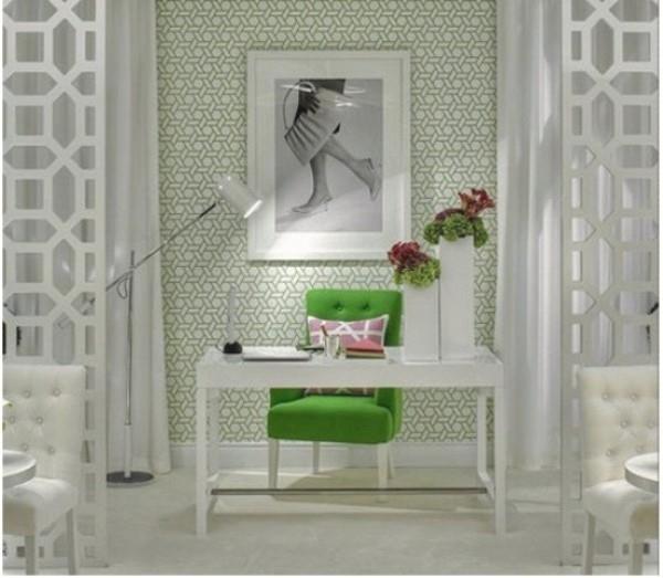 Το γραφείο του σπιτιού με μια θηλυκή εμφάνιση σε μεγαλύτερο χώρο ενσωματώνει τις πράσινες πολυθρόνες ως λουλούδια προφοράς