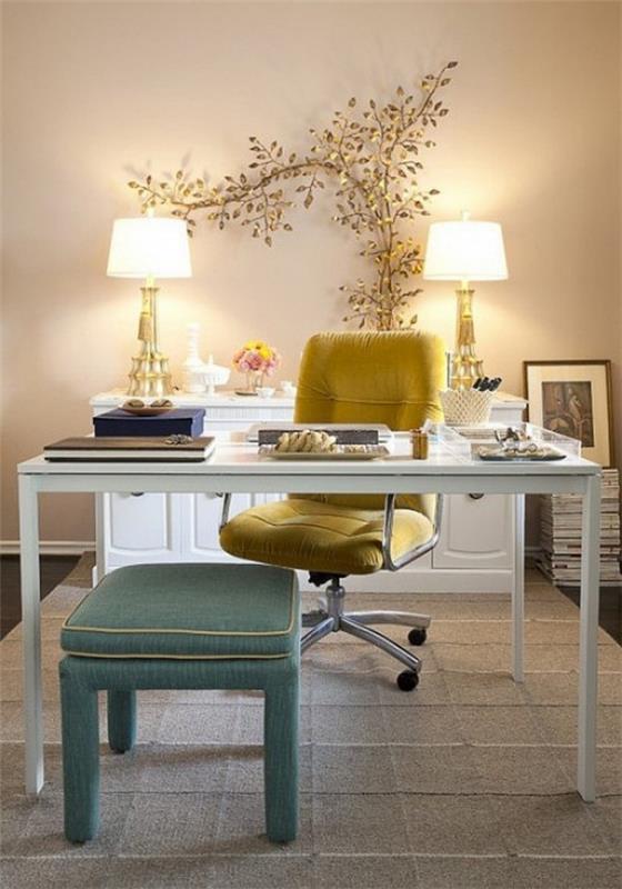 Το γραφείο του σπιτιού με μια θηλυκή εμφάνιση που ταιριάζει με τα χρώματα, ο καλός σχεδιασμός φωτισμού μπορεί να χρησιμοποιηθεί μέρα και νύχτα