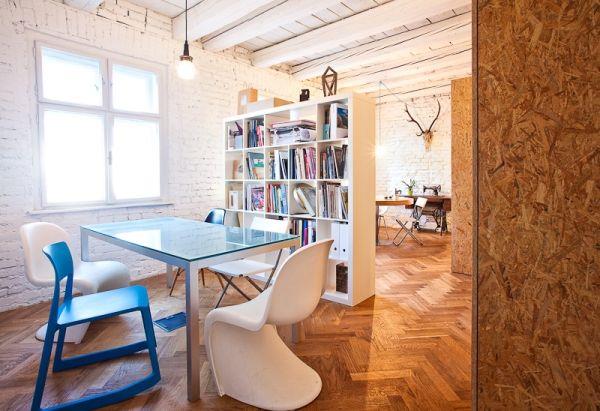 Εσωτερικό γραφείο με σκανδιναβικό σχεδιασμό στο μοντέρνο ξύλινο δάπεδο της Μπρατισλάβα