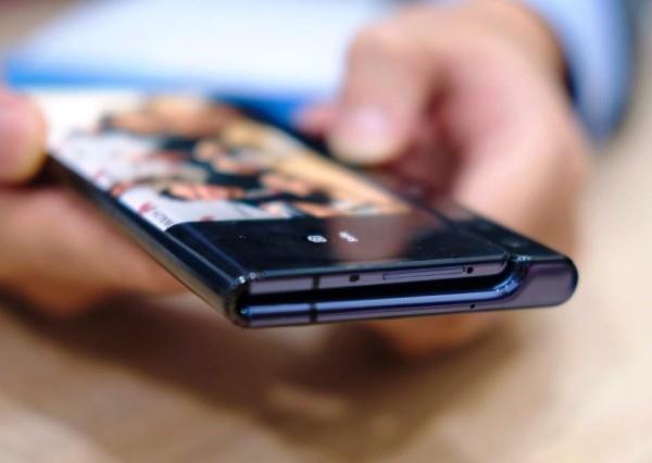 Η κυκλοφορία του Huawei Mate X δεν καθυστερεί παρά τα προβλήματα με το διπλωμένο μικρό κινητό τηλέφωνο Galaxy Fold