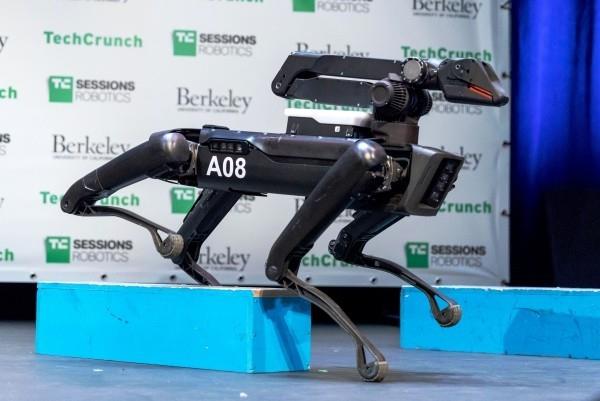 Το ρομπότ σκύλων SpotMini της Boston Dynamics έρχεται σύντομα για να αντιμετωπίσει τα εμπόδια της αγοράς