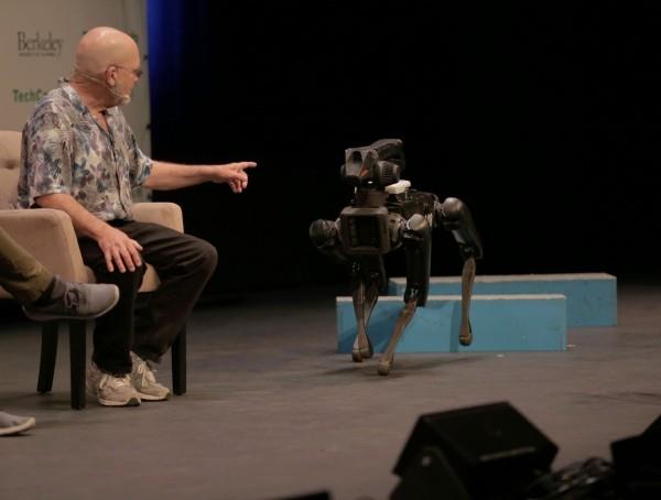 Το ρομπότ σκύλων SpotMini της Boston Dynamics έρχεται σύντομα. Το robo hund ξεπερνά τα εμπόδια