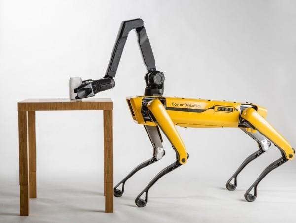 Το ρομπότ σκύλων SpotMini της Boston Dynamics έρχεται σύντομα, το robo hund σας φέρνει μια σόδα