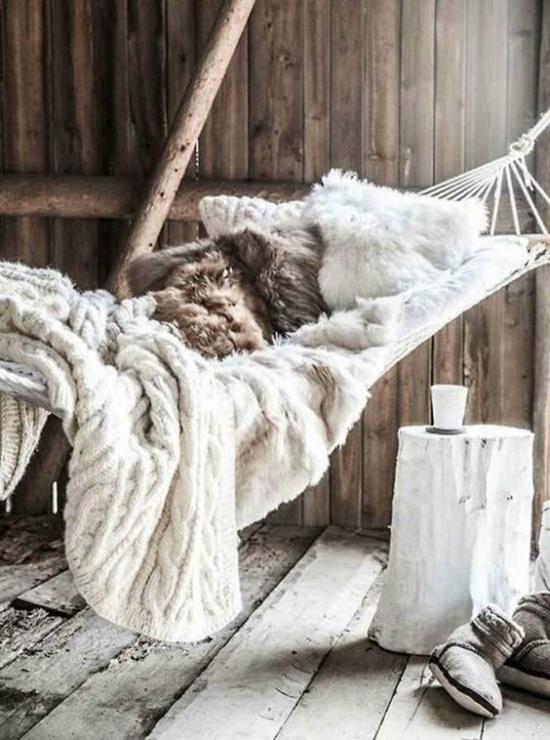 Αίσθηση Hygge Χριστουγεννιάτικη αιώρα αγκαλιά μαξιλάρι μάλλινη κουβέρτα πολύ ξύλο στο φόντο ρουστίκ ατμόσφαιρα