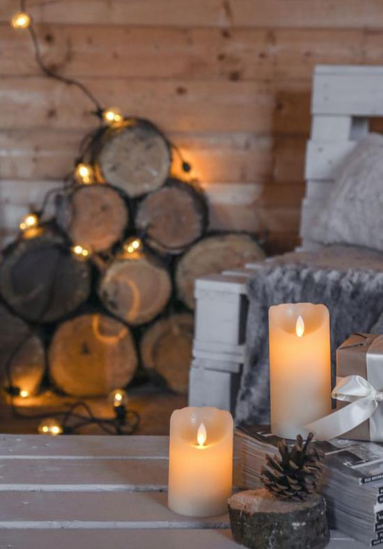Αίσθηση Hygge για Χριστουγεννιάτικα αναμμένα κεριά νεράιδα ανάβει καυσόξυλα στο παρασκήνιο