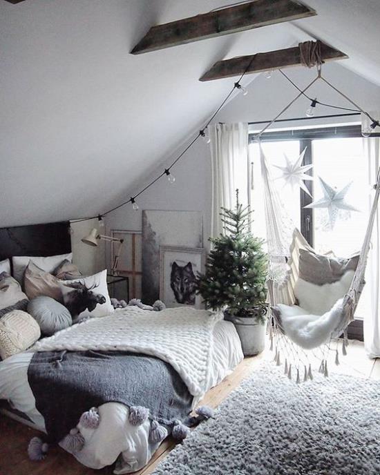 Αίσθηση Hygge τα Χριστούγεννα, άνετα επιπλωμένο, φιλόξενο υπνοδωμάτιο σε σκανδιναβικό στιλ